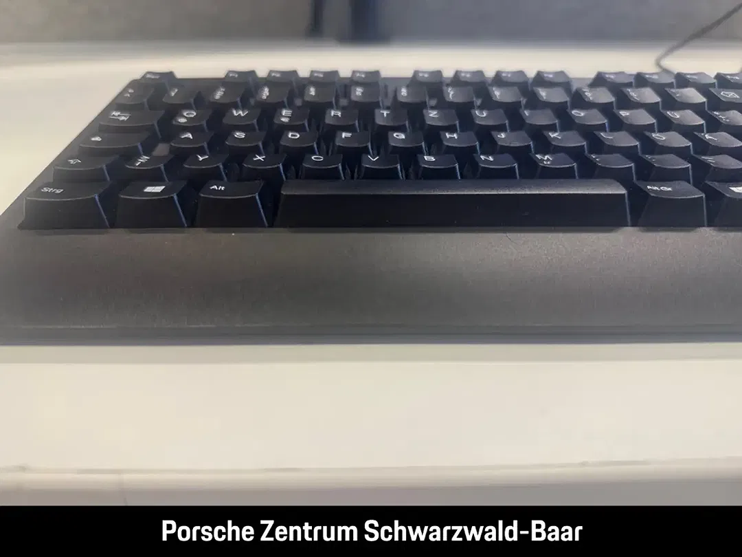 Porsche Taycan - Thumbnail 11