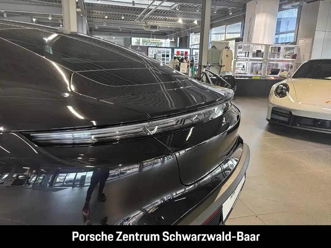 Porsche Taycan - Thumbnail 12