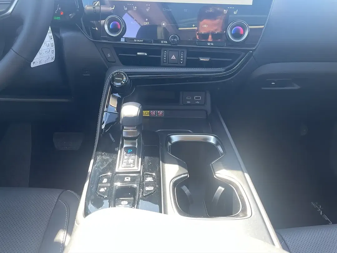 Lexus NX 450h+ - Thumbnail 14