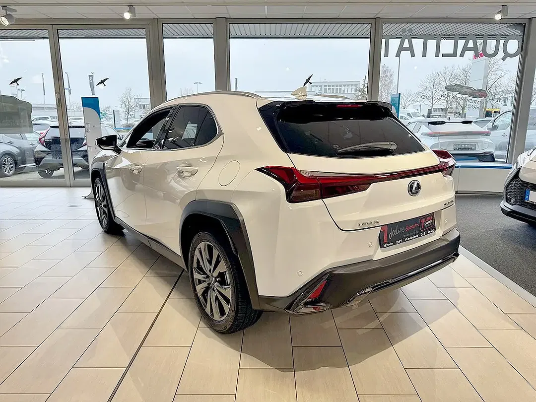 Lexus UX 300h - Thumbnail 1