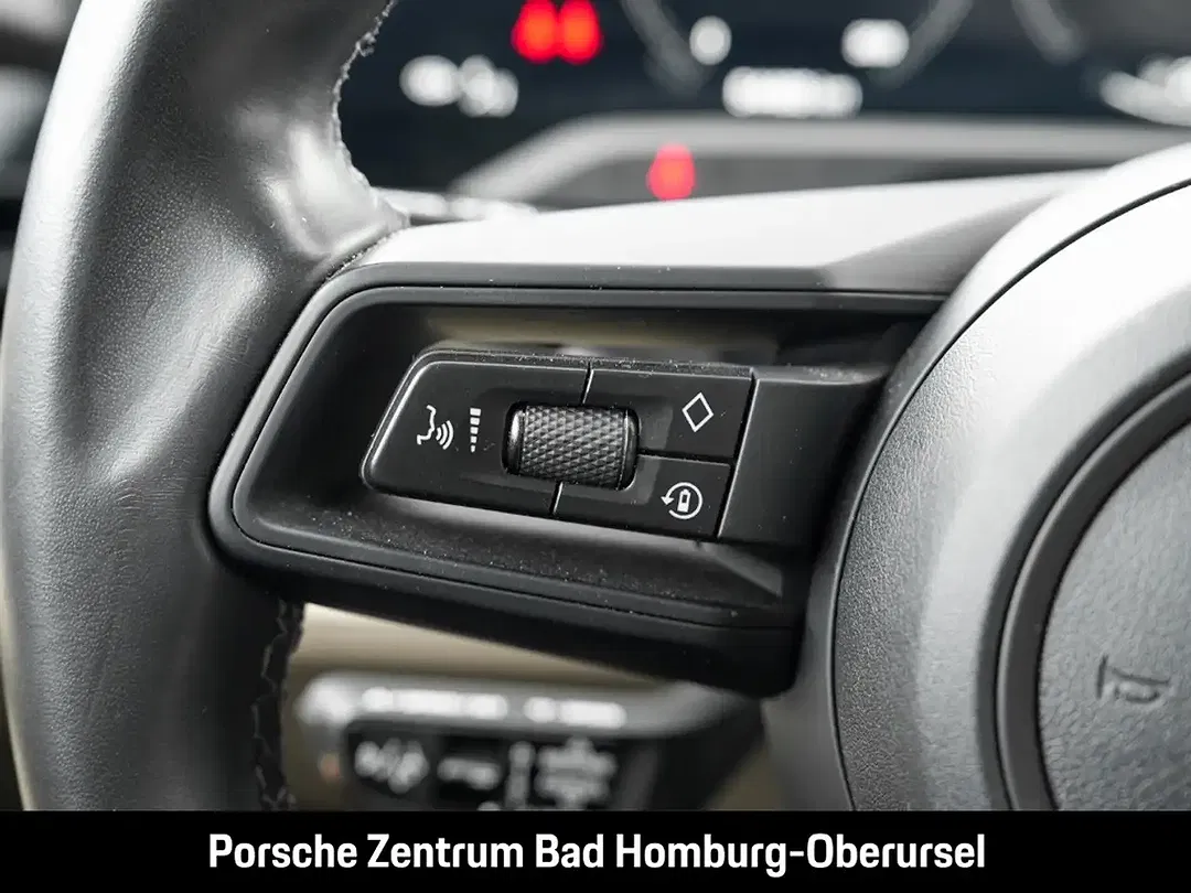 Porsche Taycan - Thumbnail 23