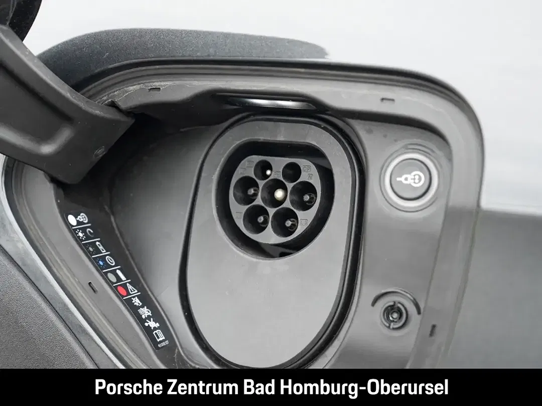 Porsche Taycan - Thumbnail 31