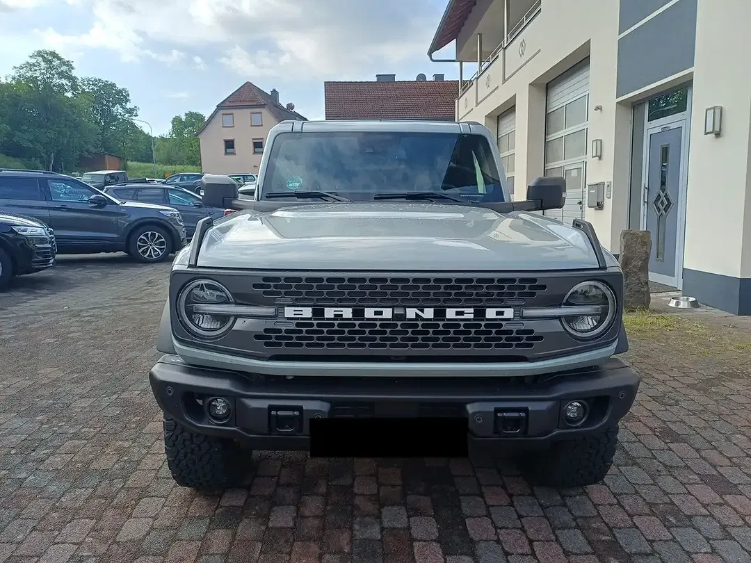 Ford Bronco - Thumbnail 2