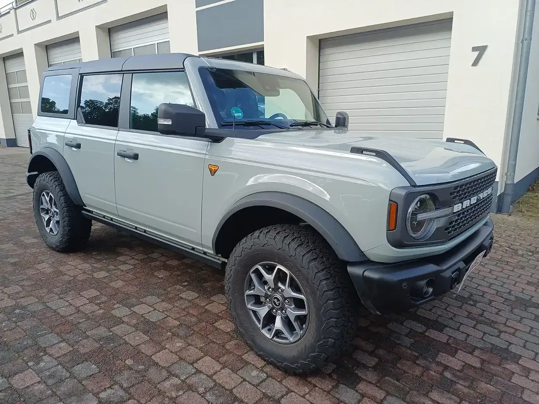 Ford Bronco - Thumbnail 3