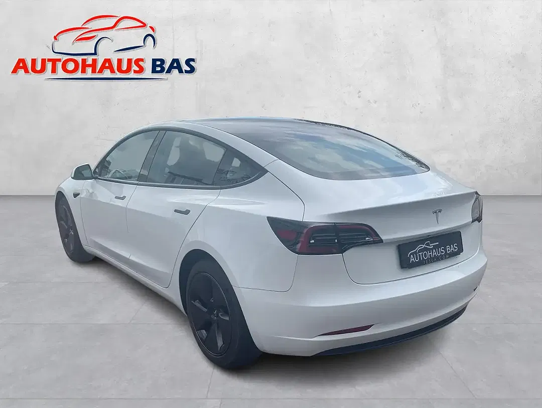 Tesla Model 3 - Thumbnail 10