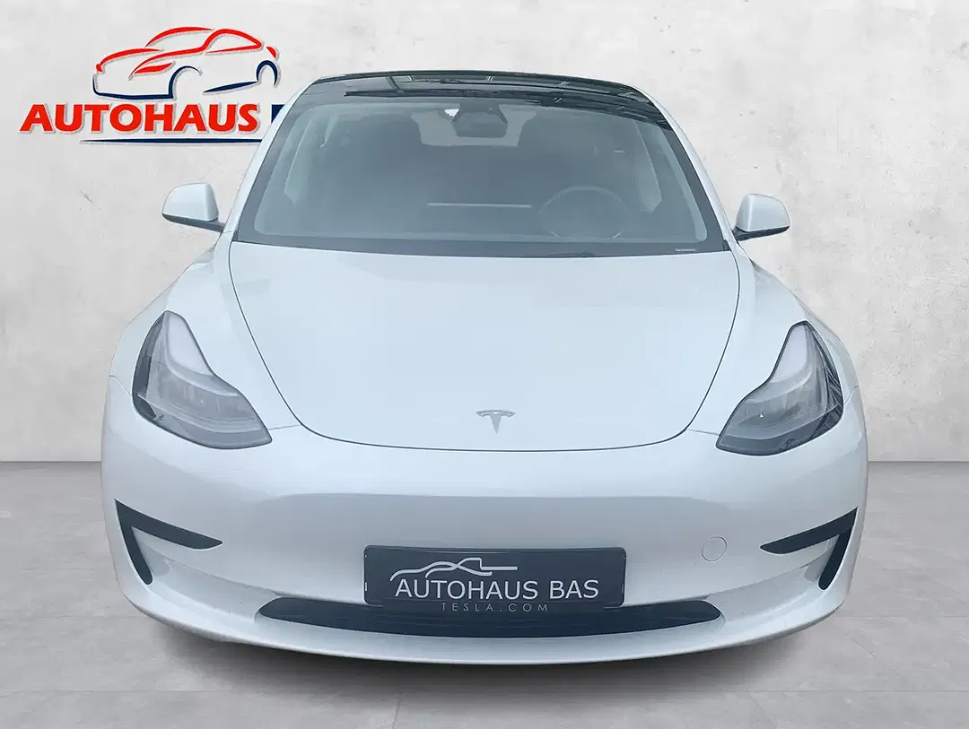 Tesla Model 3 - Thumbnail 4