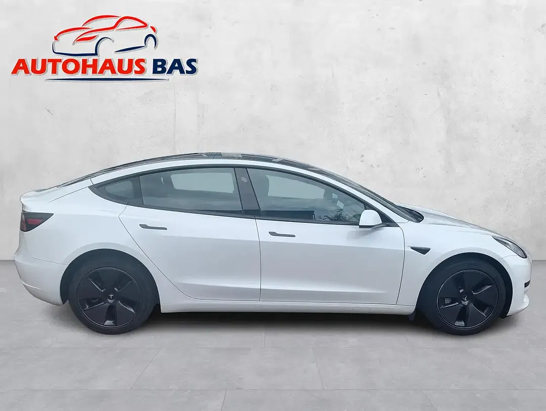 Tesla Model 3 - Thumbnail 6