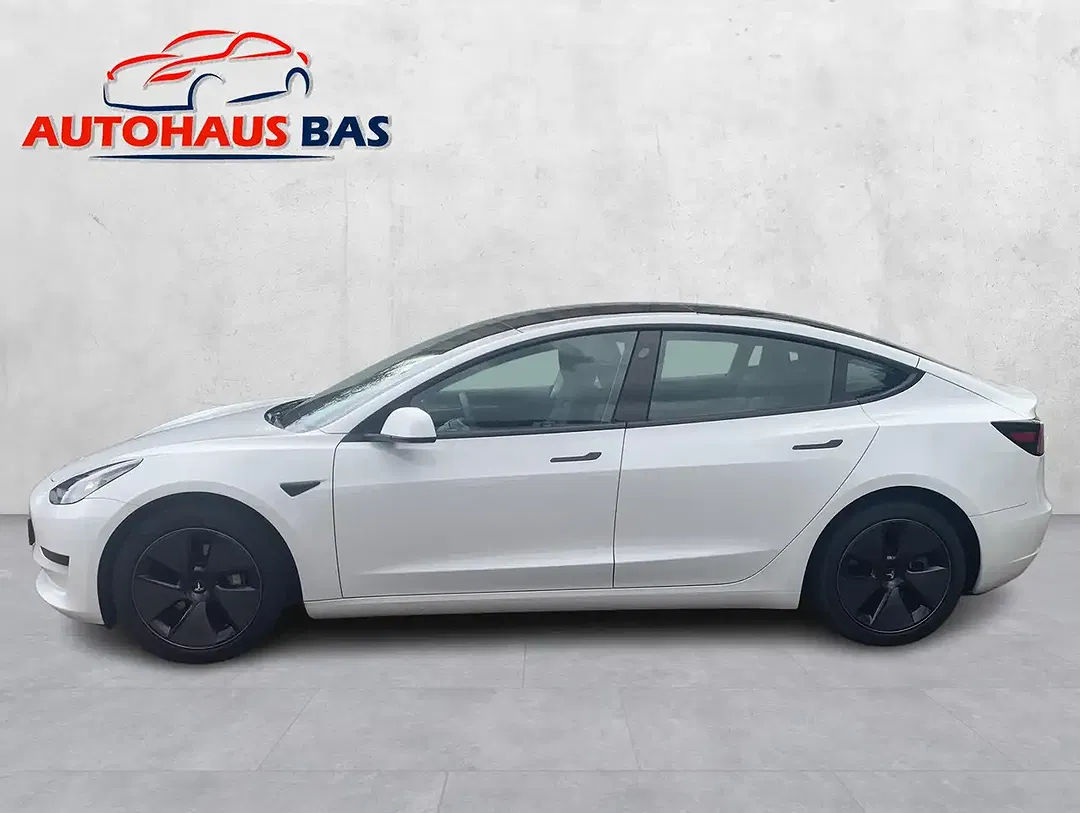 Tesla Model 3 - Thumbnail 7