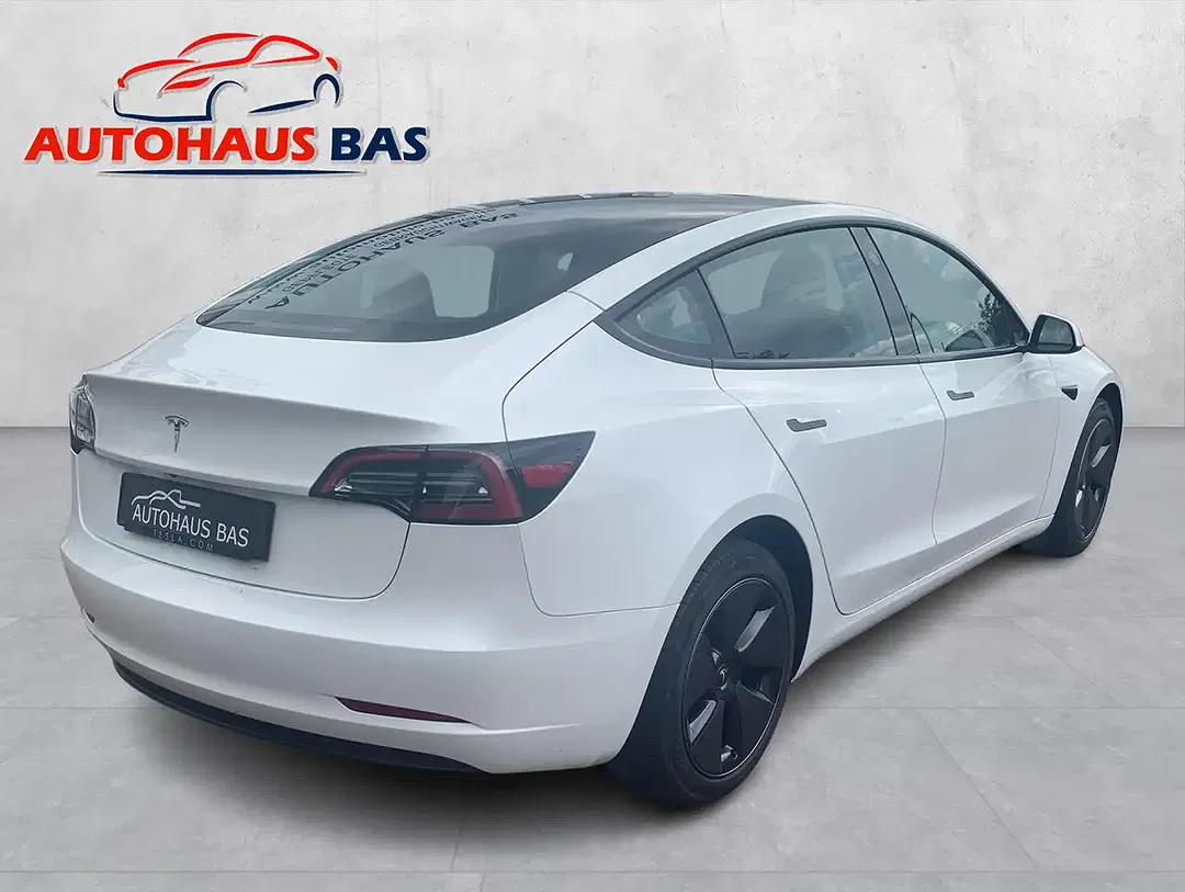 Tesla Model 3 - Thumbnail 8