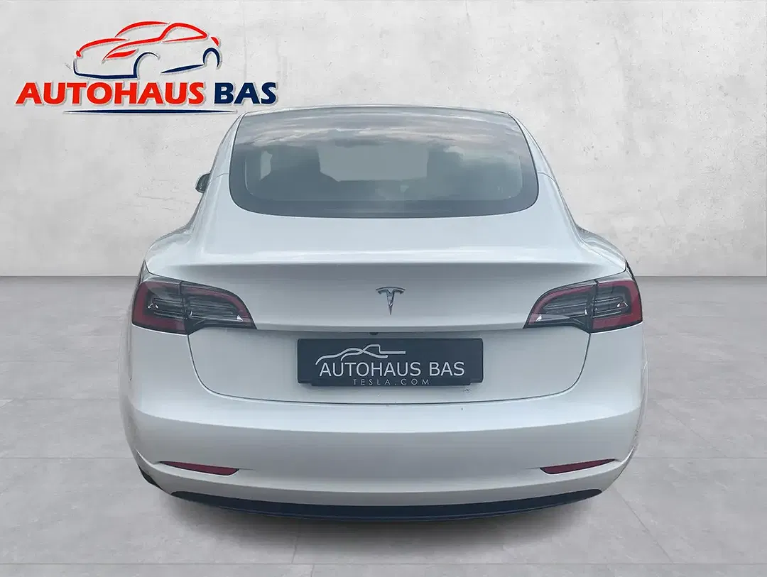 Tesla Model 3 - Thumbnail 9