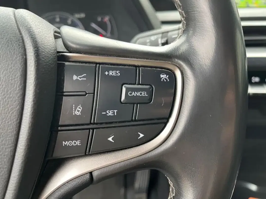 Lexus UX 250h - Thumbnail 14
