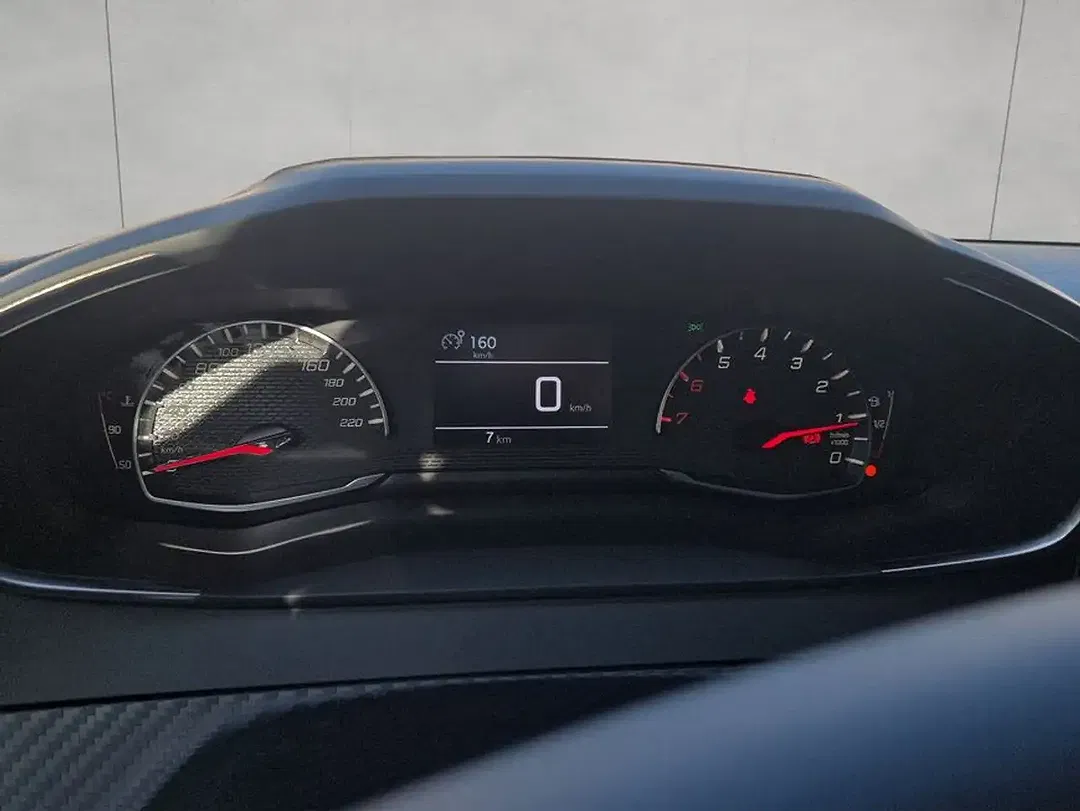 Peugeot 208 - Thumbnail 12