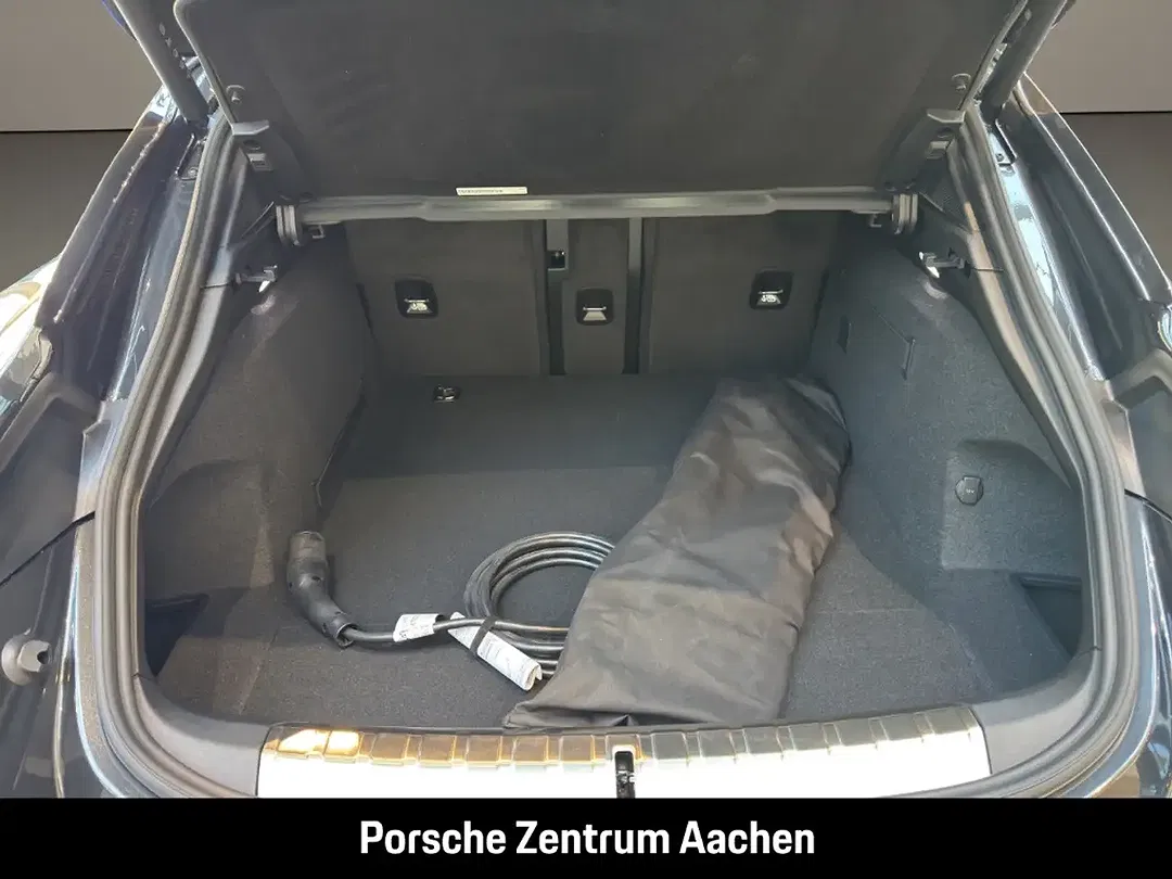 Porsche Taycan - Thumbnail 9