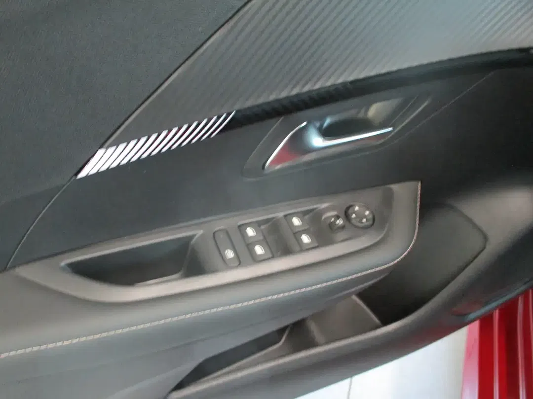 Peugeot 208 - Thumbnail 8