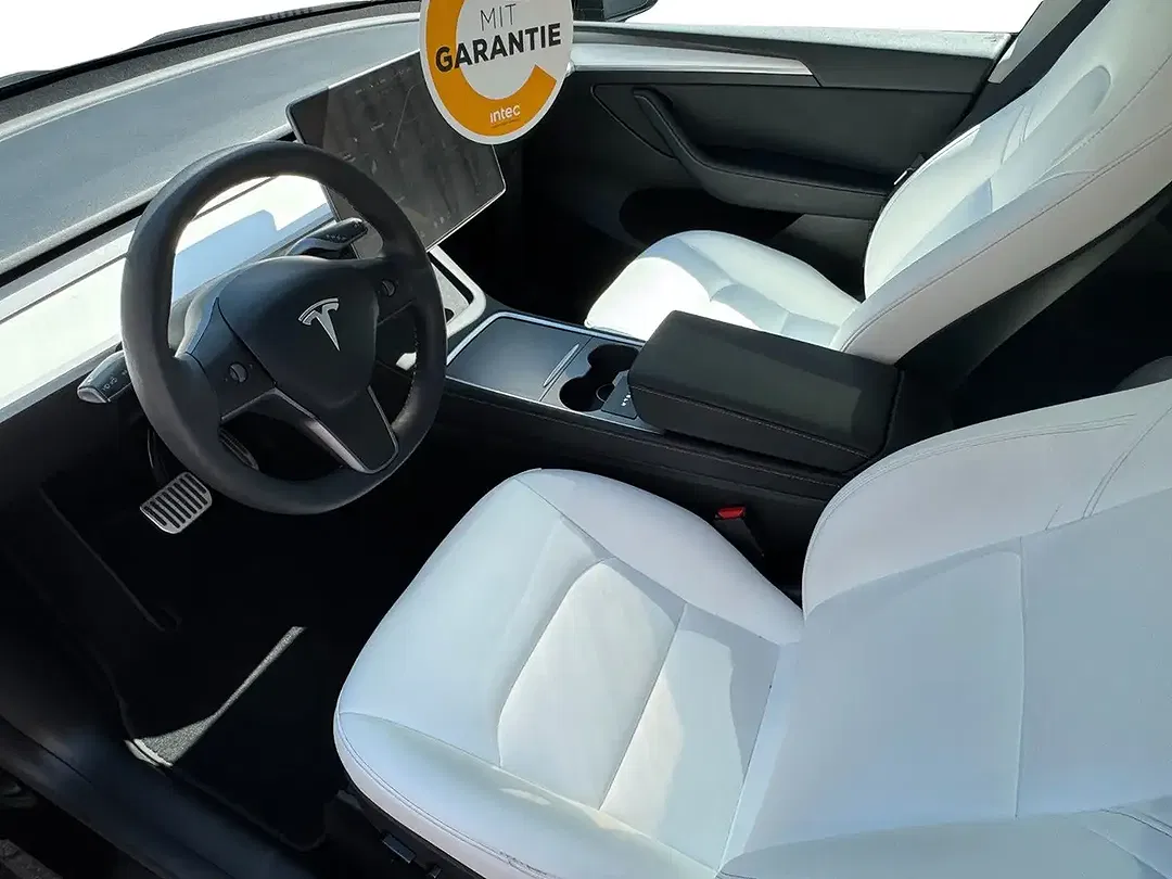 Tesla Model Y - Thumbnail 11