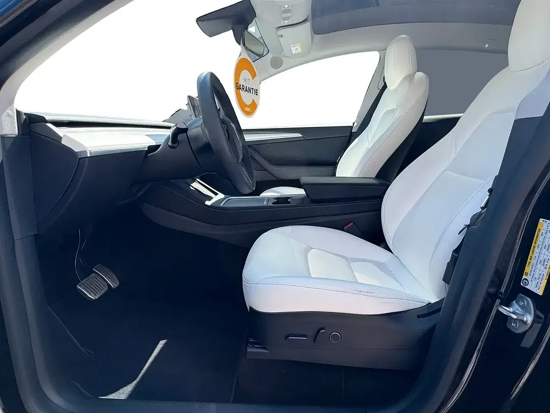 Tesla Model Y - Thumbnail 12