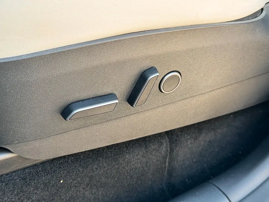 Tesla Model Y - Thumbnail 14