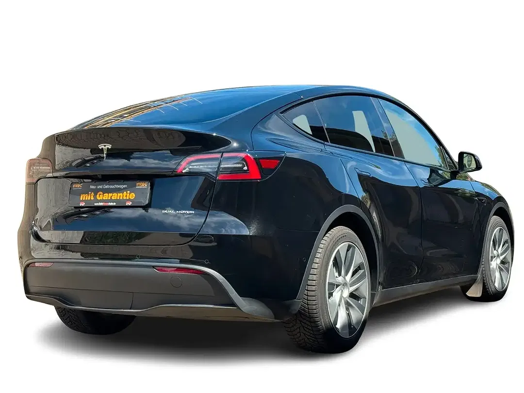 Tesla Model Y - Thumbnail 6