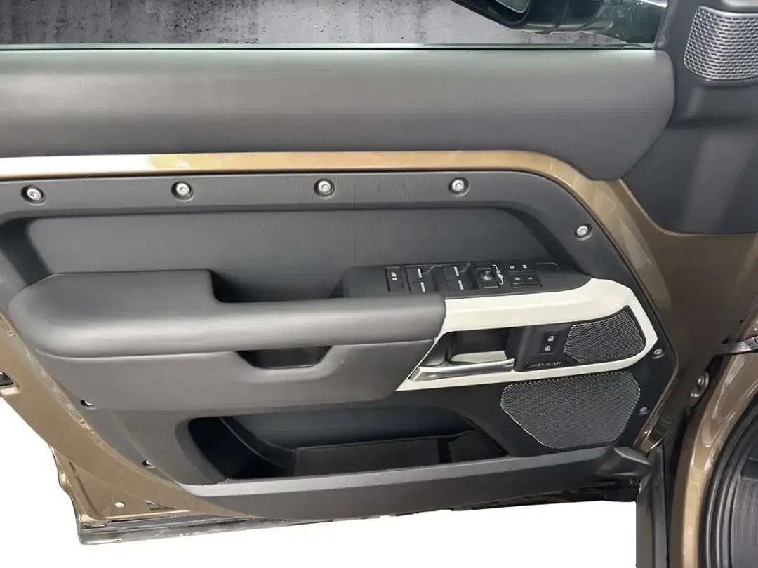 Land Rover Defender - Thumbnail 13
