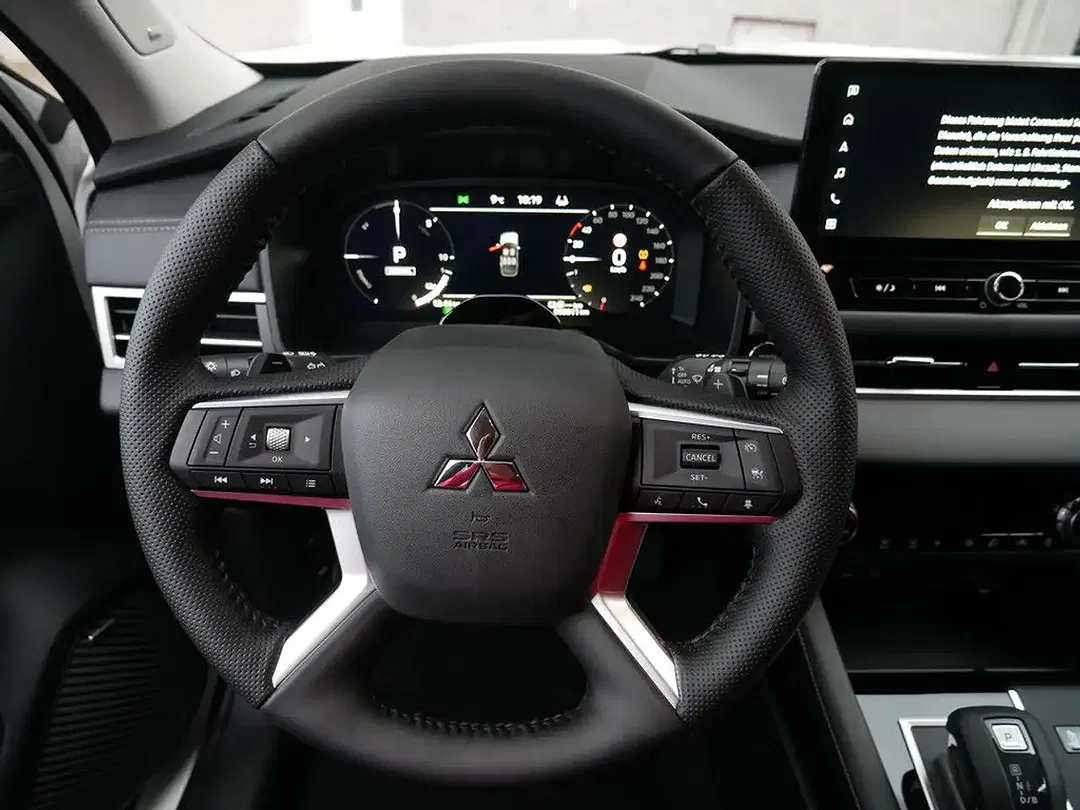 Mitsubishi Outlander - Thumbnail 11