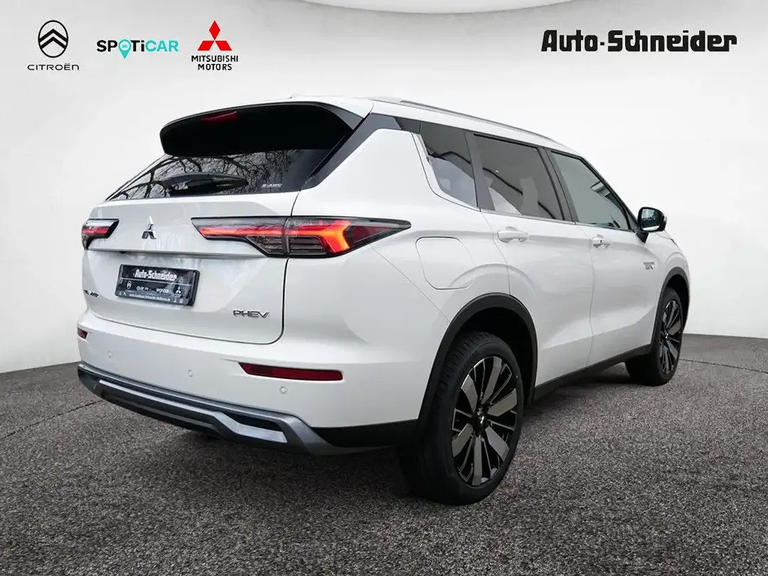 Mitsubishi Outlander - Thumbnail 3