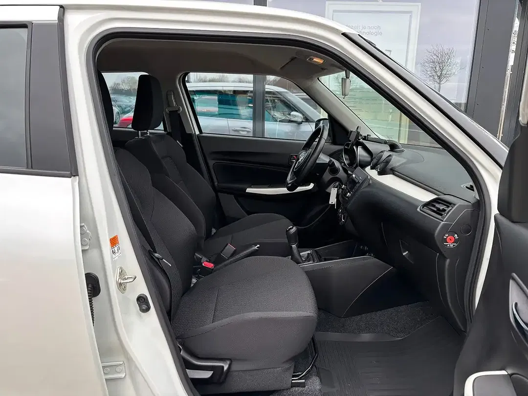 Suzuki Swift - Thumbnail 11