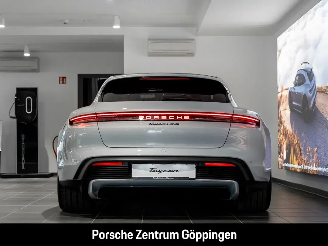 Porsche Taycan - Thumbnail 6
