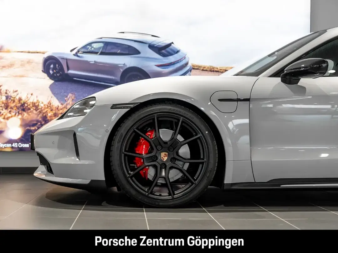 Porsche Taycan - Thumbnail 7