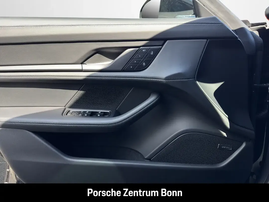 Porsche Taycan - Thumbnail 12
