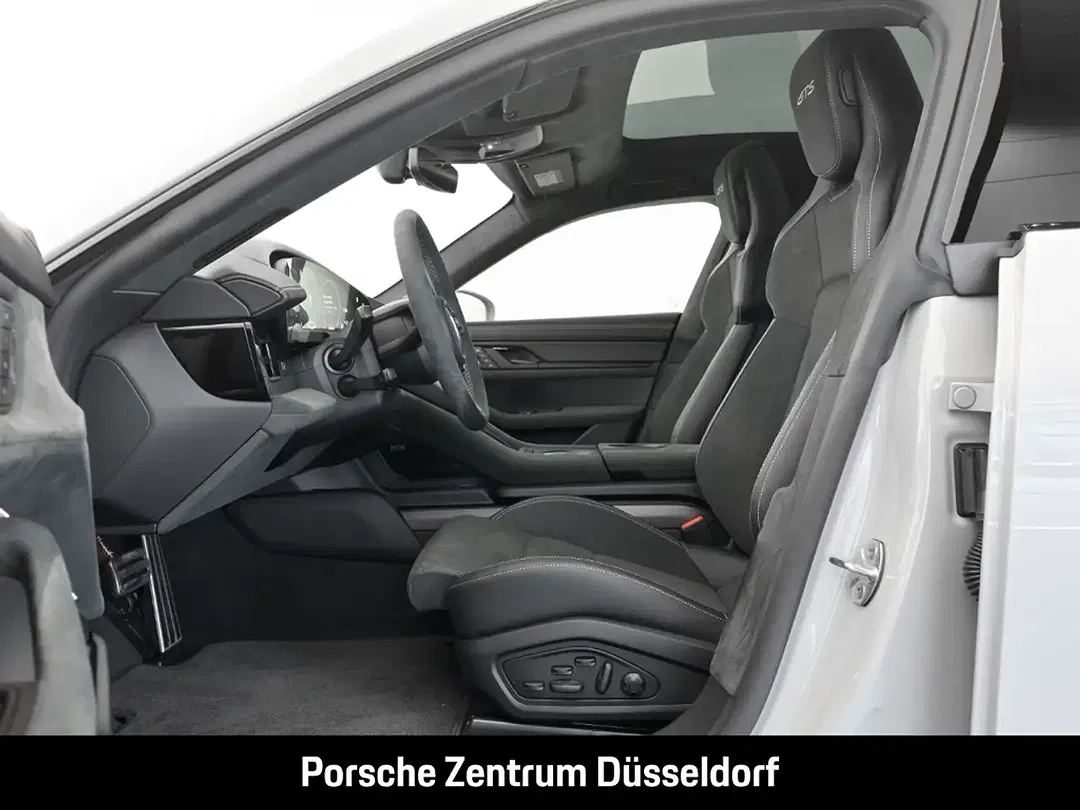 Porsche Taycan - Thumbnail 12