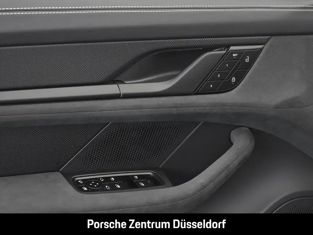 Porsche Taycan - Thumbnail 15
