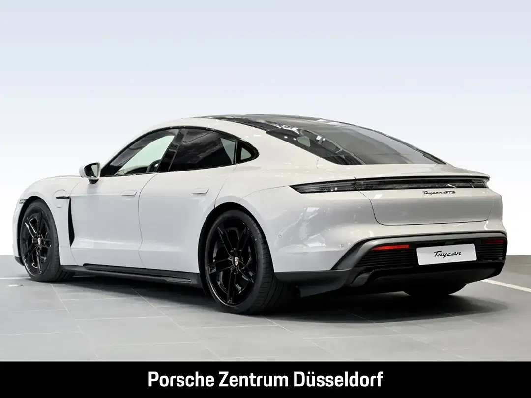 Porsche Taycan - Thumbnail 3