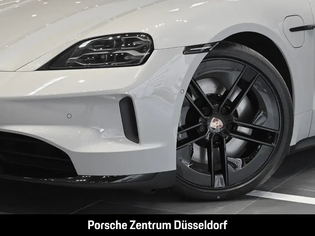 Porsche Taycan - Thumbnail 6