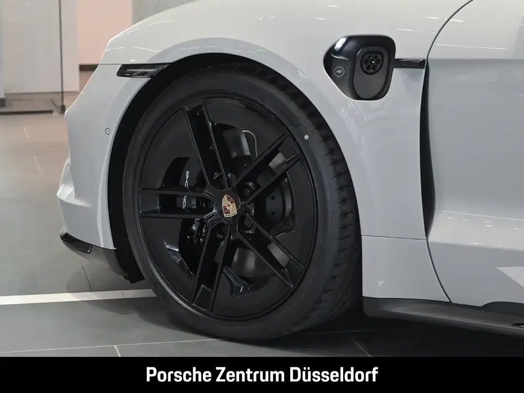 Porsche Taycan - Thumbnail 8
