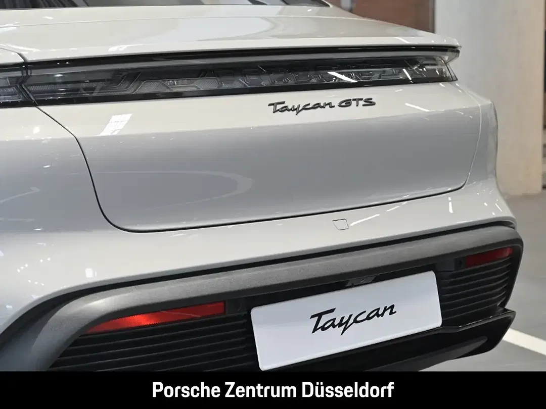 Porsche Taycan - Thumbnail 9