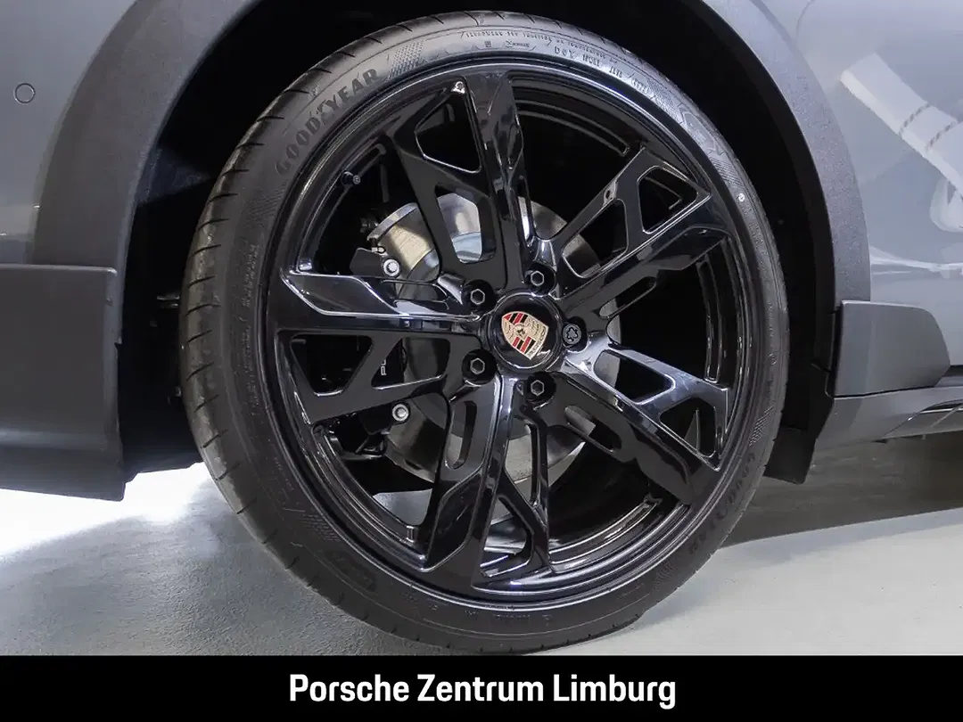 Porsche Taycan - Thumbnail 8