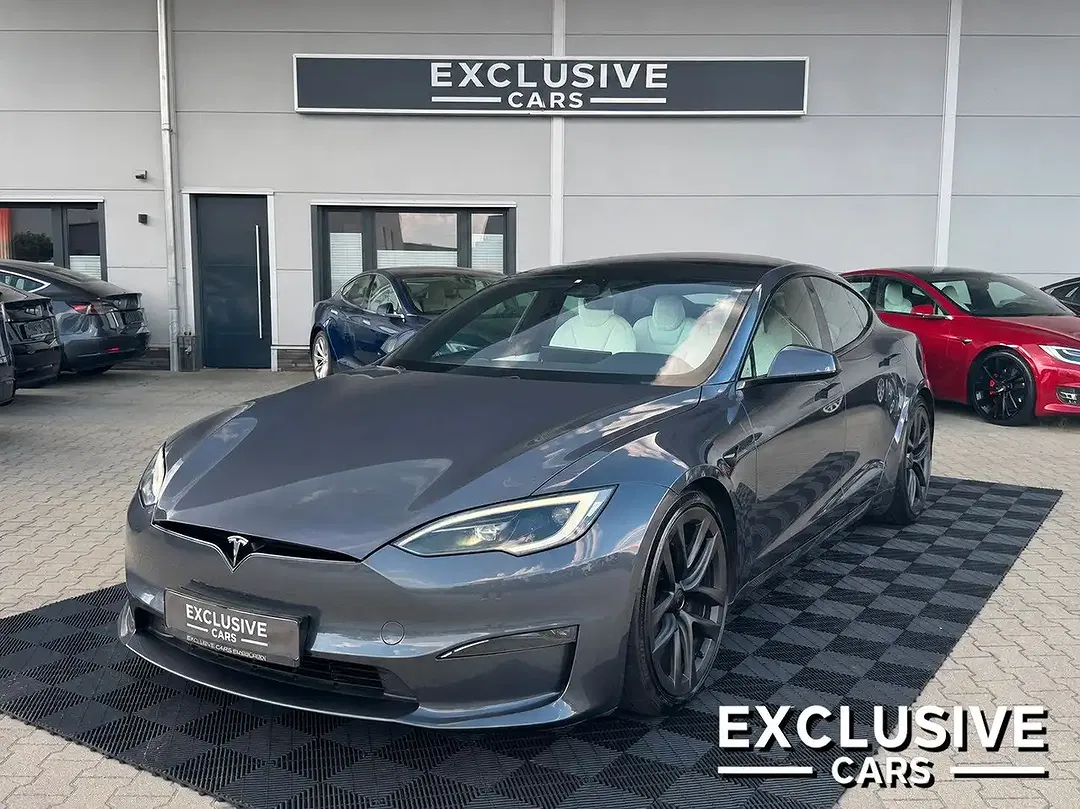 Tesla Model S - Thumbnail 1