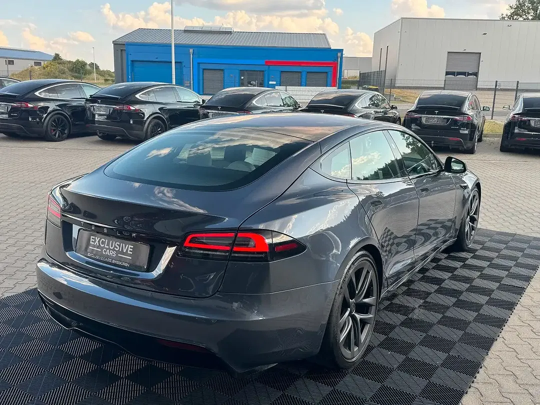 Tesla Model S - Thumbnail 10