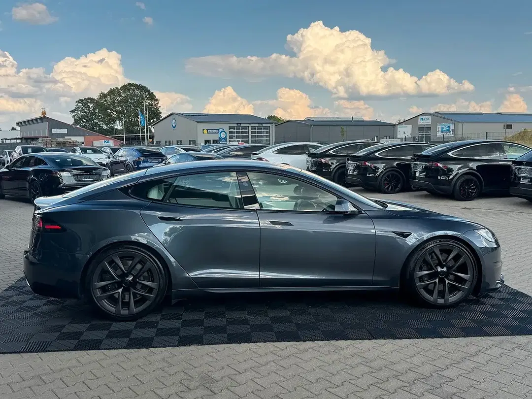 Tesla Model S - Thumbnail 11