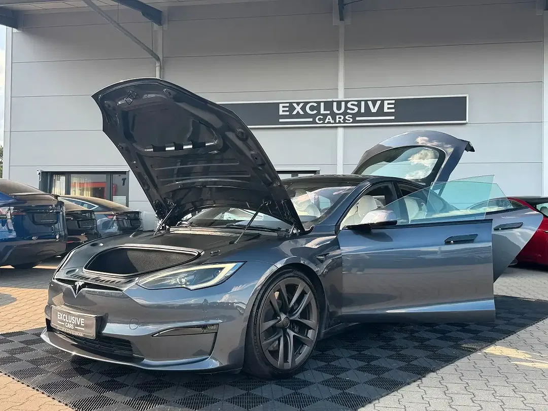 Tesla Model S - Thumbnail 3