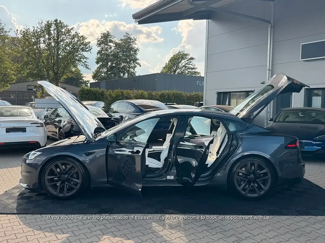 Tesla Model S - Thumbnail 6