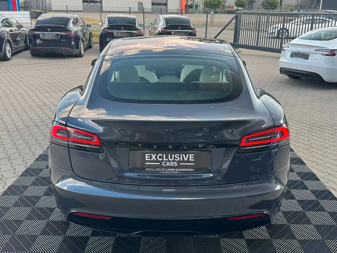Tesla Model S - Thumbnail 9