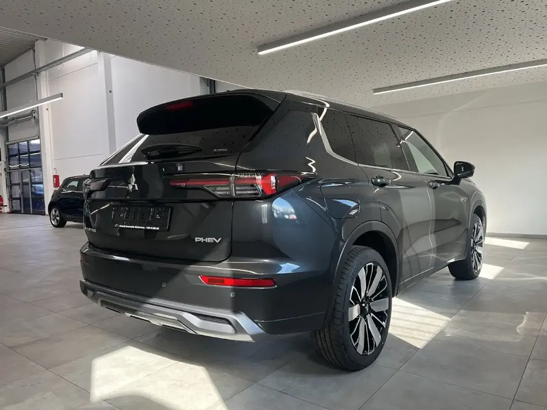Mitsubishi Outlander - Thumbnail 4