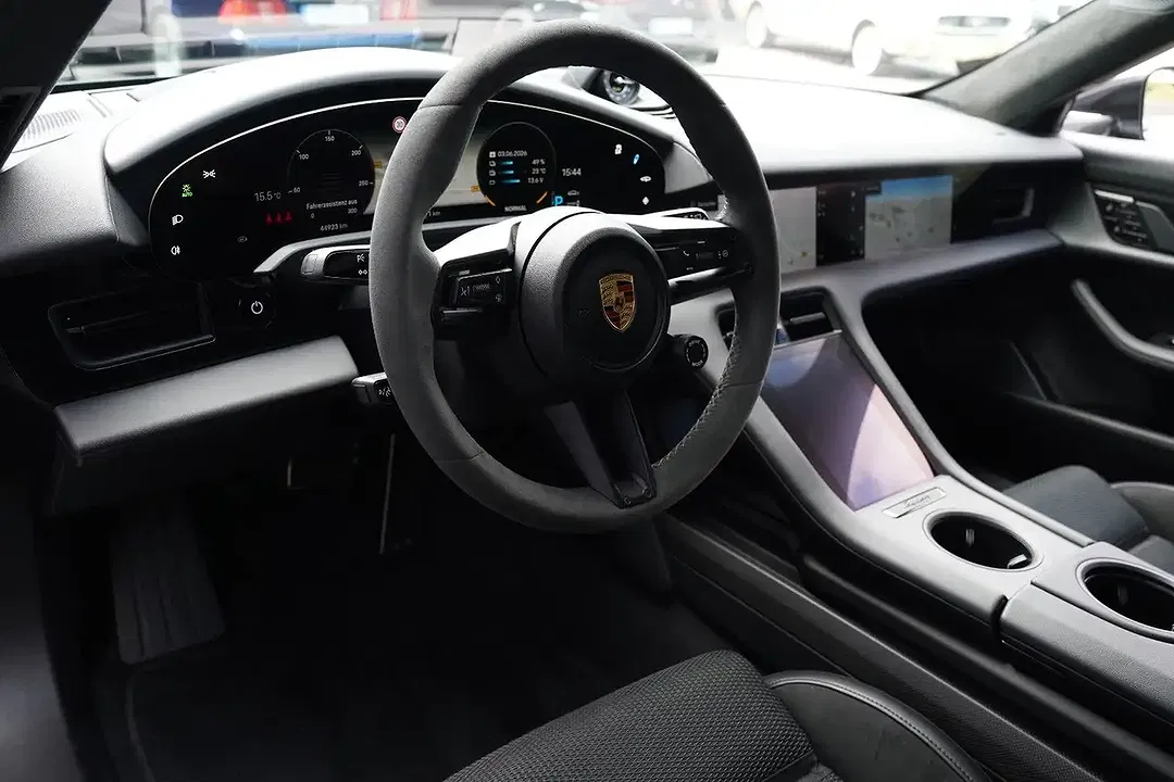 Porsche Taycan - Thumbnail 10