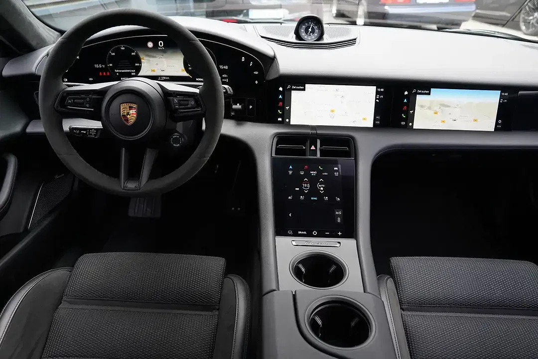 Porsche Taycan - Thumbnail 11