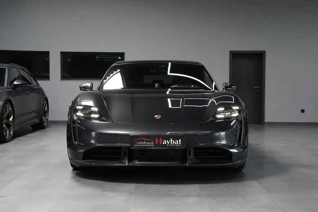 Porsche Taycan - Thumbnail 2