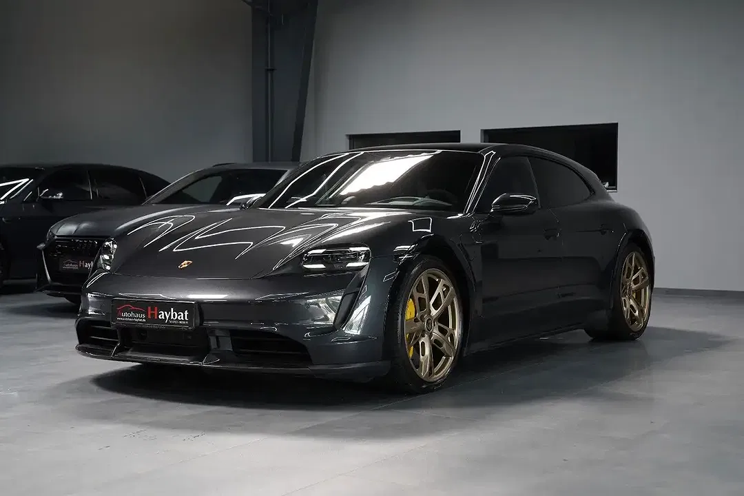 Porsche Taycan - Thumbnail 3
