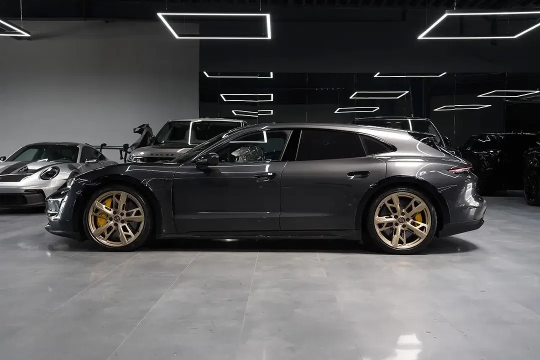 Porsche Taycan - Thumbnail 4