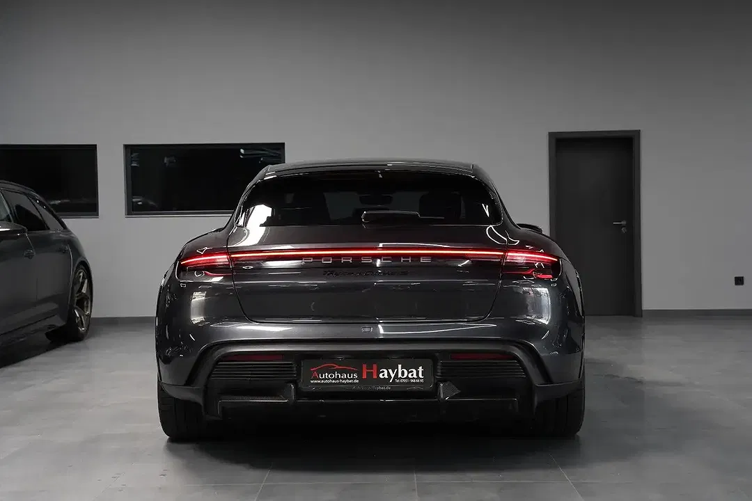 Porsche Taycan - Thumbnail 6