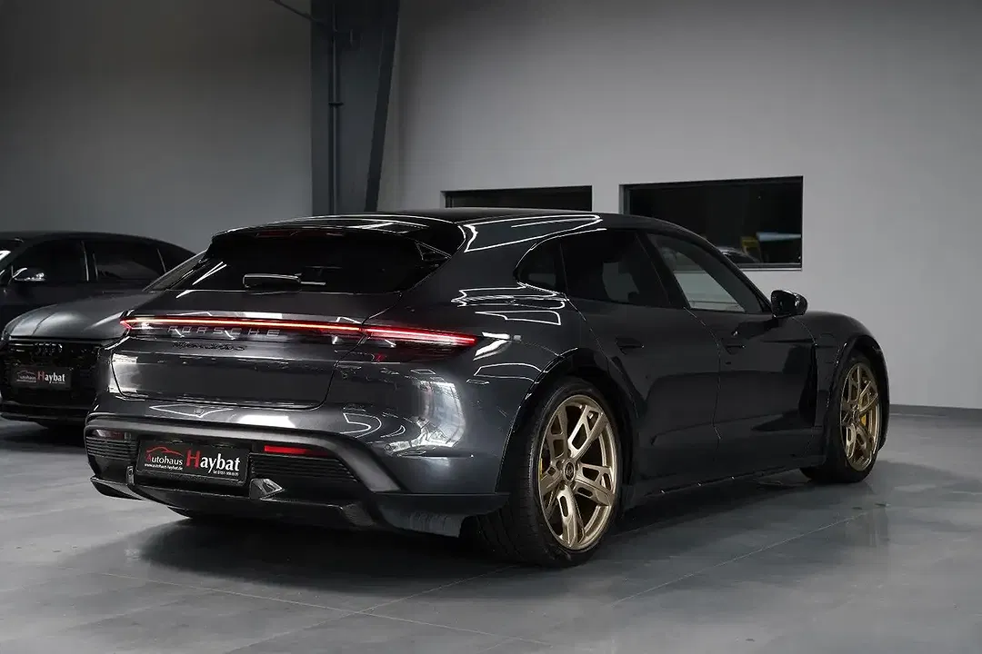 Porsche Taycan - Thumbnail 7